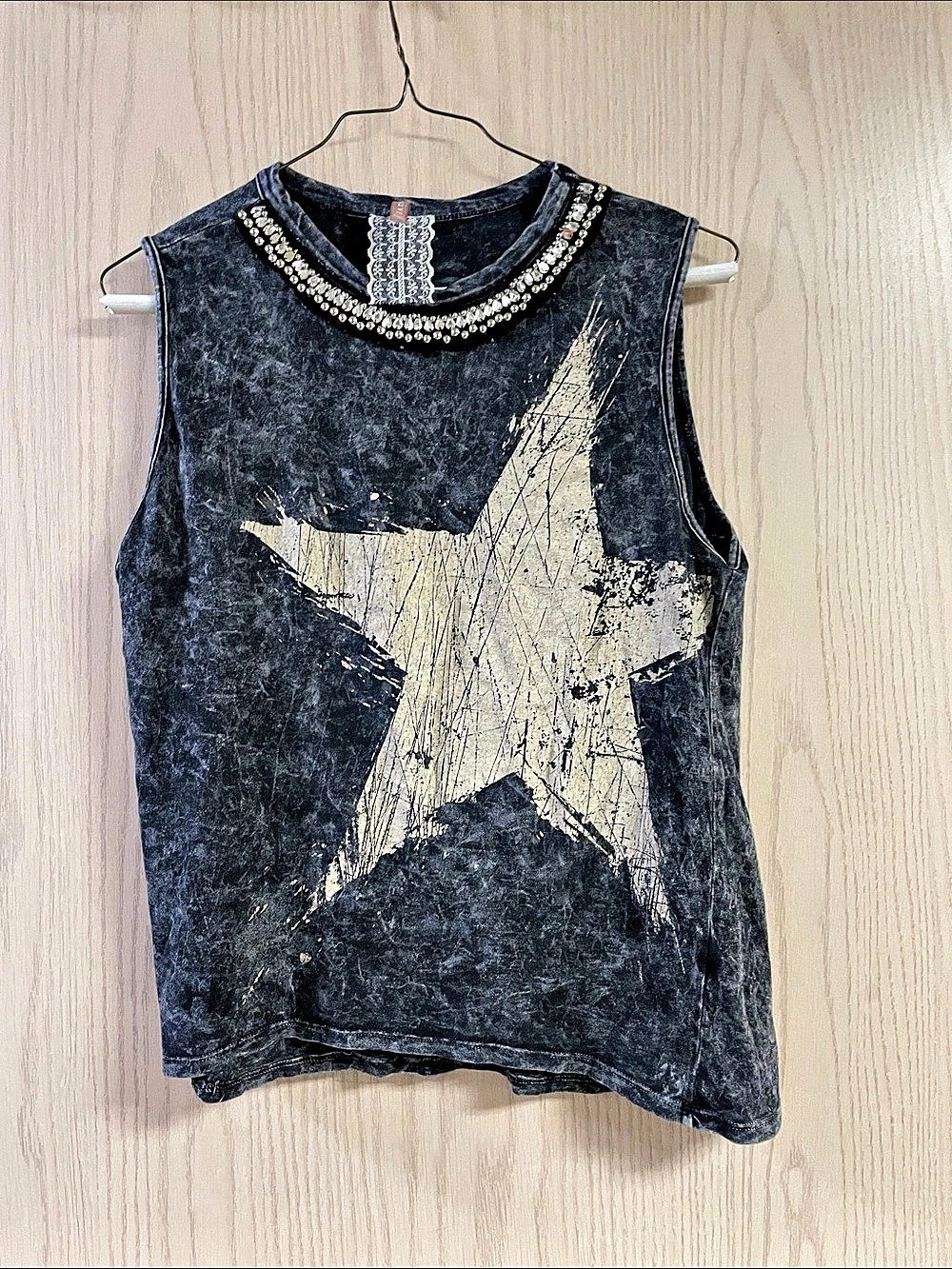 Mauve Graphic Embellished Muscle Tee in Black & Gold